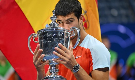 Carlos Alcaraz với chiếc cúp danh giá đầu tiên trong sự nghiệp. Ảnh: US Open