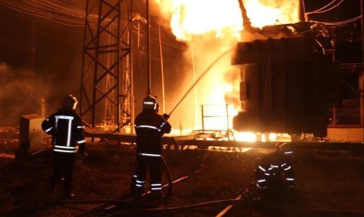Dập lửa tại nhà máy nhiệt điện ở Kharkiv, Ukraina. Ảnh: RT