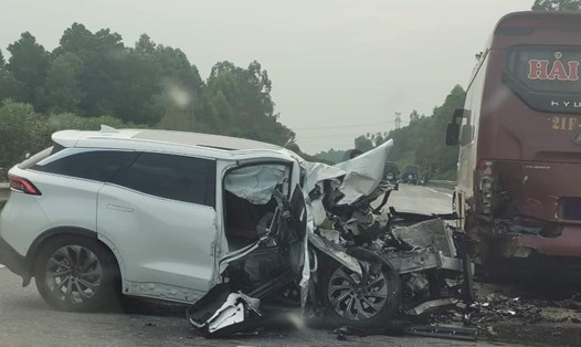 Sau khi xảy ra tai nạn với xe khách trên cao tốc Nội Bài - Lào Cai, người phụ nữ ngồi ghế phụ xe con màu trắng đã tử vong trong bệnh viện do vết thương quá nặng. Ảnh: CTV.