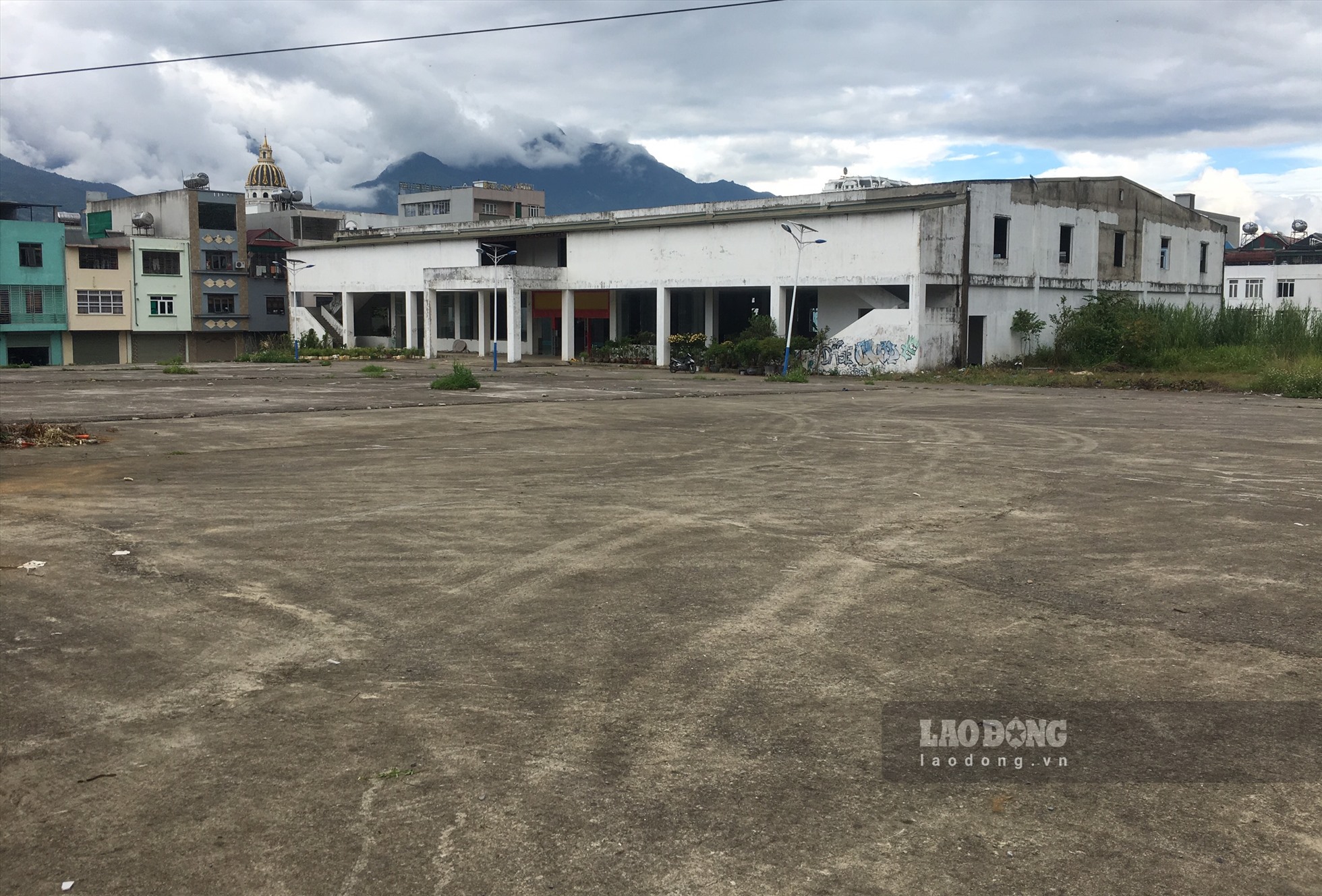 Trung tâm thương mại TP.Lai Châu nằm giữa đất vàng nhưng đã bị bỏ hoang từ lâu. Ảnh: Văn Đức.