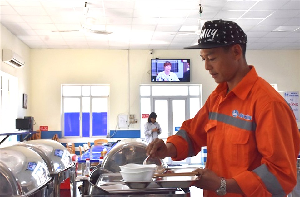 Công nhân Cảng Hải Phòng với bữa ăn ca. Ảnh: CĐHH