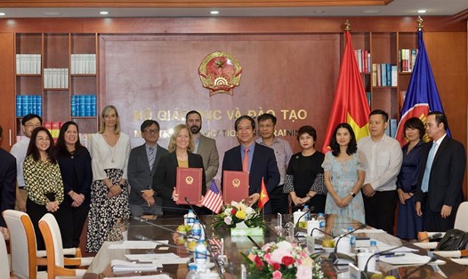 USAID và Bộ Giáo dục Đào tạo Việt Nam ký bản ghi nhớ. Ảnh: USAID