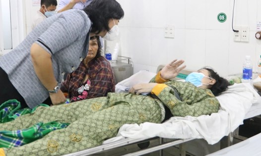 Lãnh đạo thành phố Thuận An thăm nạn nhân bị thương tại bệnh viện.