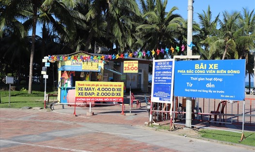 Giá cả dịch vụ tại các bãi biển du lịch Đà Nẵng vẫn đúng theo mức niêm yết, đảm bảo an ninh trật tự hài lòng du khách. Ảnh: Nguyễn Linh