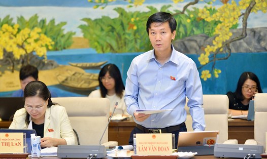 Phó Chủ nhiệm Ủy ban Xã hội Lâm Văn Đoan trình bày một số ý kiến thẩm tra. Ảnh: Nghĩa Đức