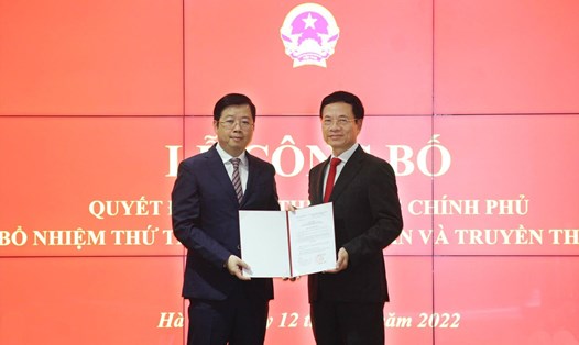 Bộ trưởng Bộ Thông tin và Truyền thông Nguyễn Mạnh Hùng trao quyết định bổ nhiệm cho Thứ trưởng Nguyễn Thanh Lâm.