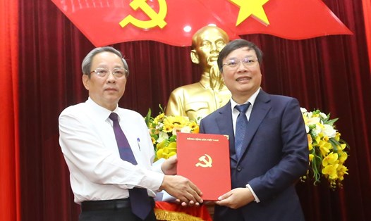 Tân Phó Bí thư Gia Lai ông Trương Hải Long (phải) nhận quyết định bổ nhiệm. Ảnh Đ.V