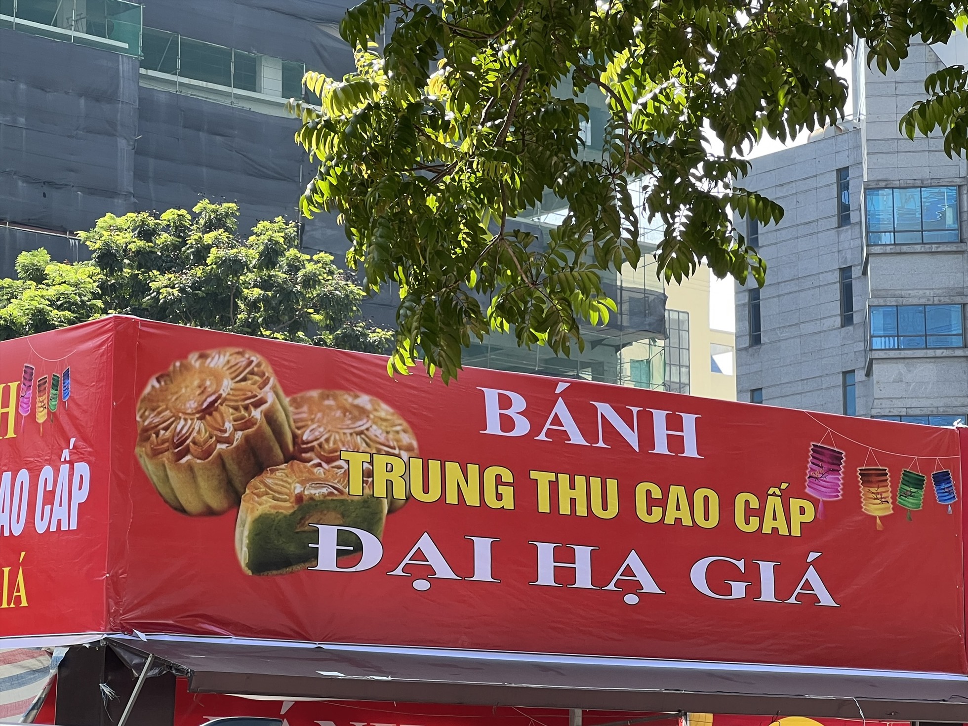 Xả hàng bánh trung thu giá rẻ hậu Trung thu. Ảnh: Nguyễn Thúy.