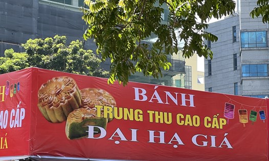 Xả hàng bánh trung thu giá rẻ hậu Trung thu. Ảnh: Nguyễn Thúy.