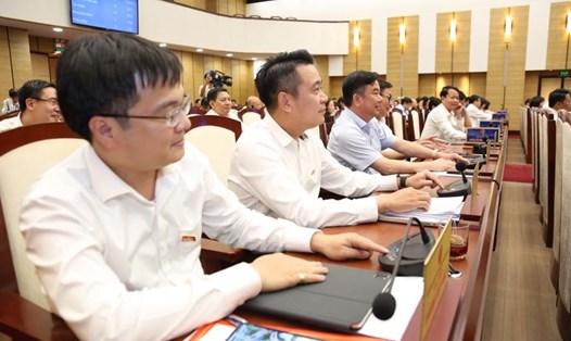 Các đại biểu HĐND TP Hà Nội biểu quyết thông qua Nghị quyết tại kỳ họp. Ảnh: VT