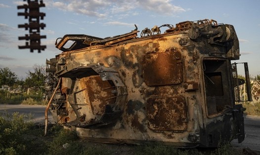 Xe quân sự bị phá hủy ở thị trấn Rubezhnoe, Lugansk, Ukraina. Ảnh: Sputnik