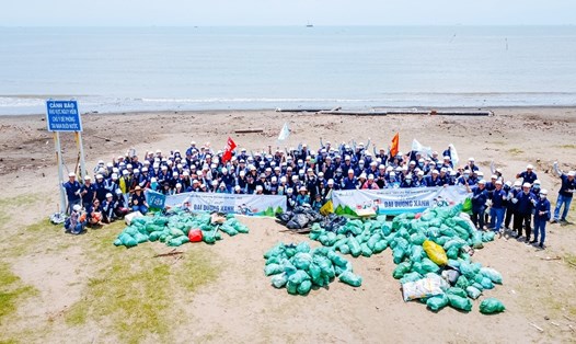 Gần 200 nhân viên Nestlé Việt Nam đã tham gia hoạt động “Dọn rác bãi biển – Trải nghiệm thiên nhiên” với chủ đề “Vì một đại dương xanh”. Ảnh: Nestlé