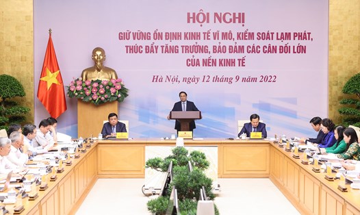 Thủ tướng Phạm Minh Chính chủ trì Hội nghị về giữ vững ổn định kinh tế vĩ mô, kiểm soát lạm phát, thúc đẩy tăng trưởng và bảo đảm các cân đối lớn của nền kinh tế - Ảnh: Nhật Bắc