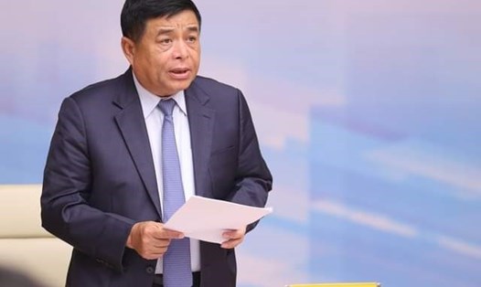 Bộ trưởng Kế hoạch và Đầu tư Nguyễn Chí Dũng phân tích về những thách thức về tăng trưởng kinh tế trong những tháng cuối năm. Ảnh: Vân Nguyễn