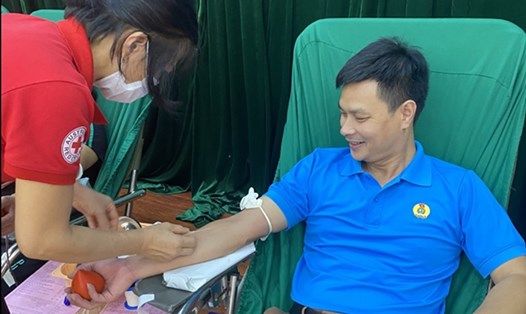 Hàng trăm CNVCLĐ tham gia ngày hội hiến máu tình nguyện. Ảnh: Hoàng Hồng Vân.