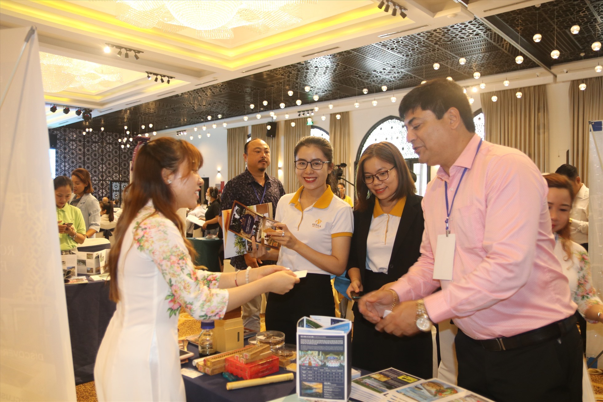 Giới thiệu điểm đến Việt Nam hấp dẫn, an toàn với du khách Ấn Độ tại các Hội chợ quảng bá, xúc tiến du lịch quốc tế. Ảnh: LĐ