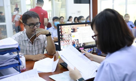 Người dân làm thủ tục hưởng trợ cấp thất nghiệp. Ảnh Hải Nguyễn