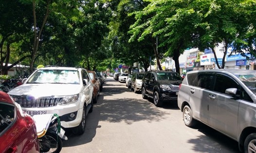 Ôtô xếp hàng dài đậu trước công viên Lê Văn Tám (quận 1). Ảnh: Minh Quân