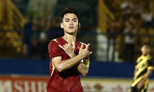 Khuất Văn Khang, sinh năm 2003 là một trong những cầu thủ trẻ nhất được triệu tập lên tuyển Việt Nam chuẩn bị cho AFF Cup 2022. Ảnh: Thanh Vũ