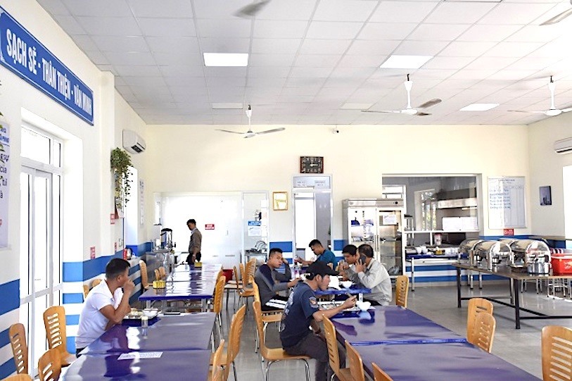 Người lao động trong thời gian ăn ca. Ảnh: CĐHH