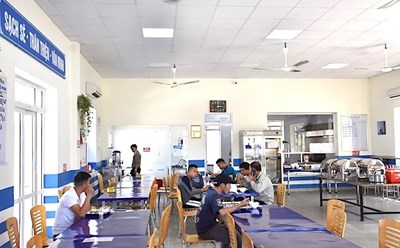 Người lao động trong thời gian ăn ca. Ảnh: CĐHH