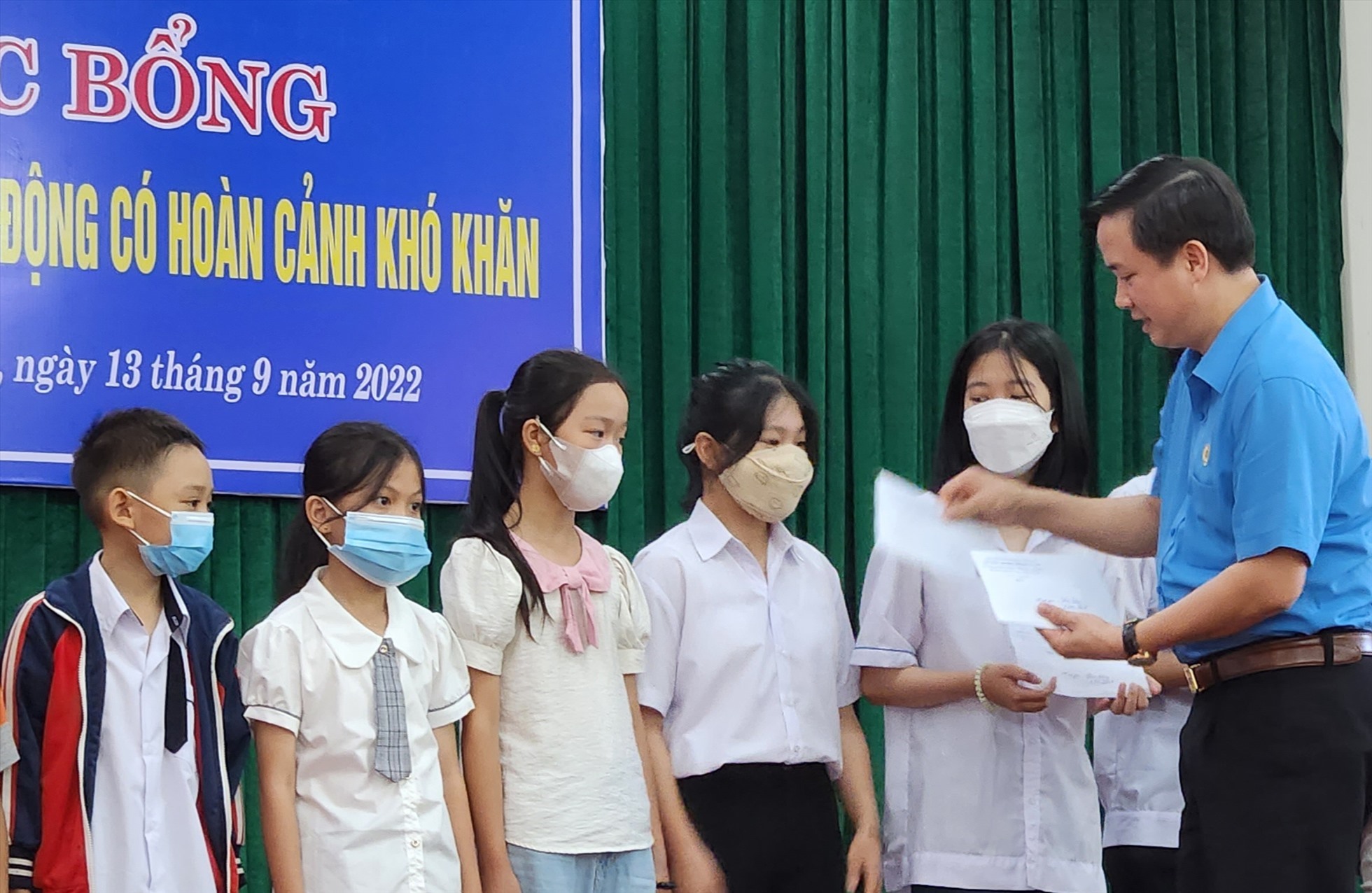 Chủ tịch LĐLĐ tỉnh Quảng Bình Phạm Tiến Nam trao học bổng cho con CNLĐ khó khăn trên địa bàn. Ảnh: LPL