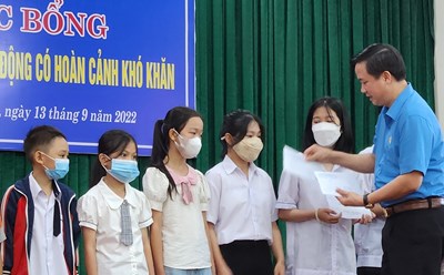 Chủ tịch LĐLĐ tỉnh Quảng Bình Phạm Tiến Nam trao học bổng cho con CNLĐ khó khăn trên địa bàn. Ảnh: LPL