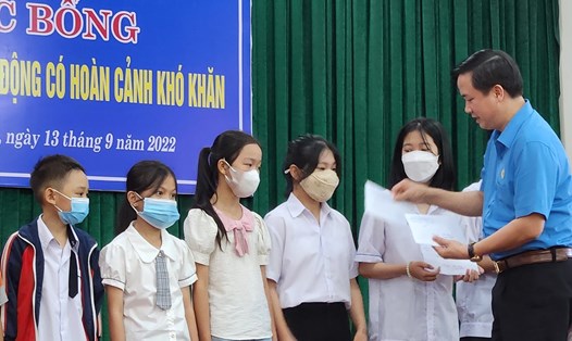 Chủ tịch LĐLĐ tỉnh Quảng Bình Phạm Tiến Nam trao học bổng cho con CNLĐ khó khăn trên địa bàn. Ảnh: LPL