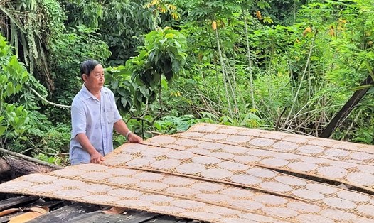 Sản xuất bánh tráng tại xã An Ngãi, huyện Long Điền. Ảnh: N.H