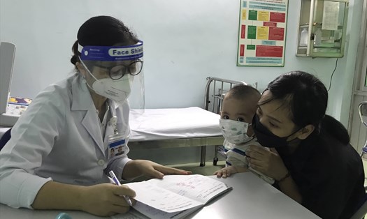 Trẻ em được phụ huynh đưa đi tiêm chủng. Ảnh: Nguyễn Ly