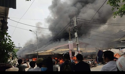 Cháy chợ ở Hưng Yên, nhiều ki ốt bị thiêu rụi. Ảnh: HY