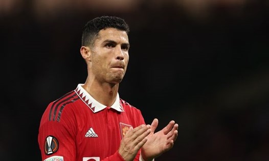 Ronaldo từ chối cơ hội trở thành cầu thủ hưởng lương cao nhất thế giới.  Ảnh: AFP