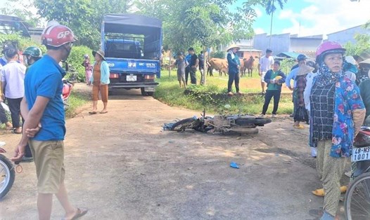 Hiện trường vụ tai nạn giao thông khiến nam học sinh tử vong trên đường đi học. Ảnh: Quang Vũ