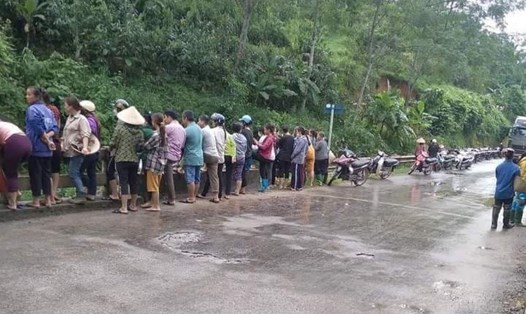 Lực lượng chức năng cùng người dân vẫn đang tích cực tìm kiếm người mất tích khi đi qua cầu ngầm tại huyện Văn Chấn. Ảnh: CTV.