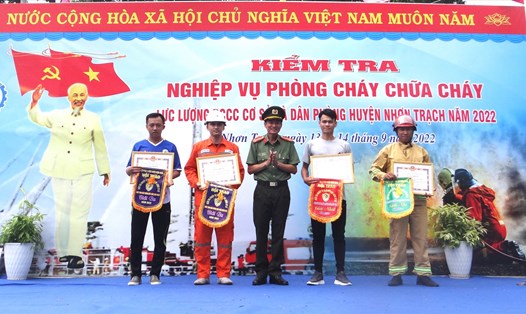 Thượng tá Trần Văn Thuận – Phó trưởng Công an huyện Nhơn Trạch trao giải cho các đơn vị hành chính sự nghiệp đạt thành tích cao. Ảnh: Xuân Mai