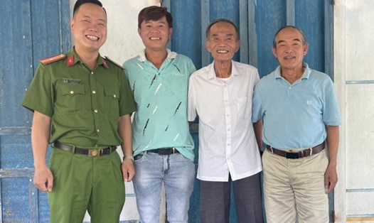 Công an xã Vinh Mỹ đến nhà thăm hỏi, chúc mừng cha con ông Đoàn Phòng và anh Tống Thiên Vũ (giữa) tìm được nhau sau gần 50 năm xa cách.