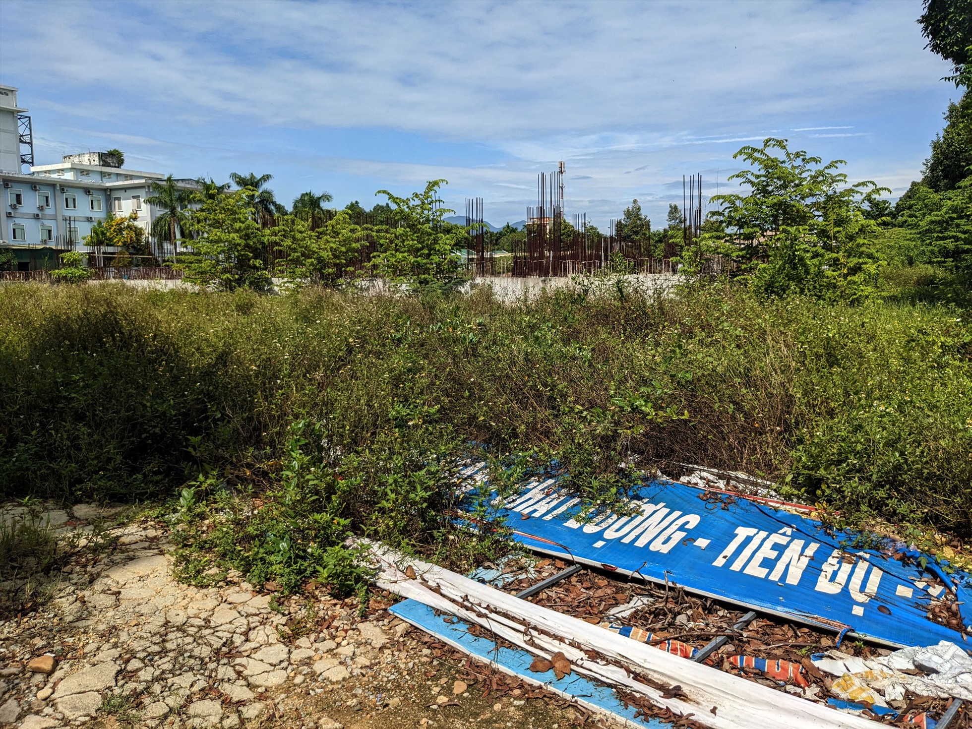 Dự án Khu dịch vụ chất lượng cao Bệnh viện Đa khoa (BVĐK) tỉnh Quảng Ngãi sau hơn 5 năm triển khai, chỉ làm xong phần móng. Ảnh: V.N