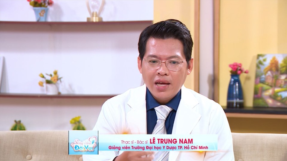 Bác sĩ tư vấn trong chương trình. Ảnh: CTCC.