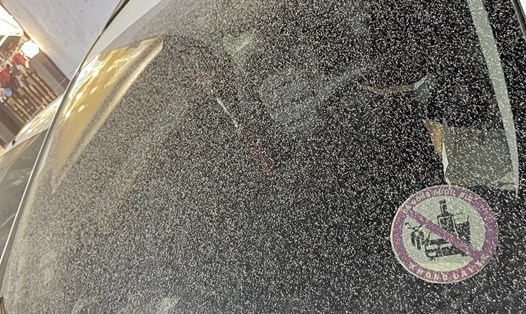 Bụi trắng phủ kín kính ô tô của người dân TP. Tuyên Quang tối 12.9.