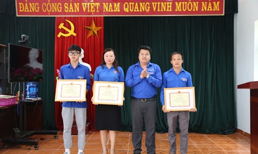 Nhóm thanh niên nhận giấy khen của UBND TP Hạ Long. Ảnh: CTV