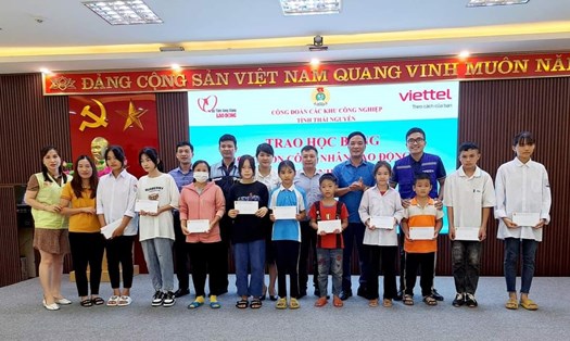 Công đoàn các KCN Thái Nguyên trao học bổng cho các học sinh khó khăn. Ảnh: LĐLĐ TN