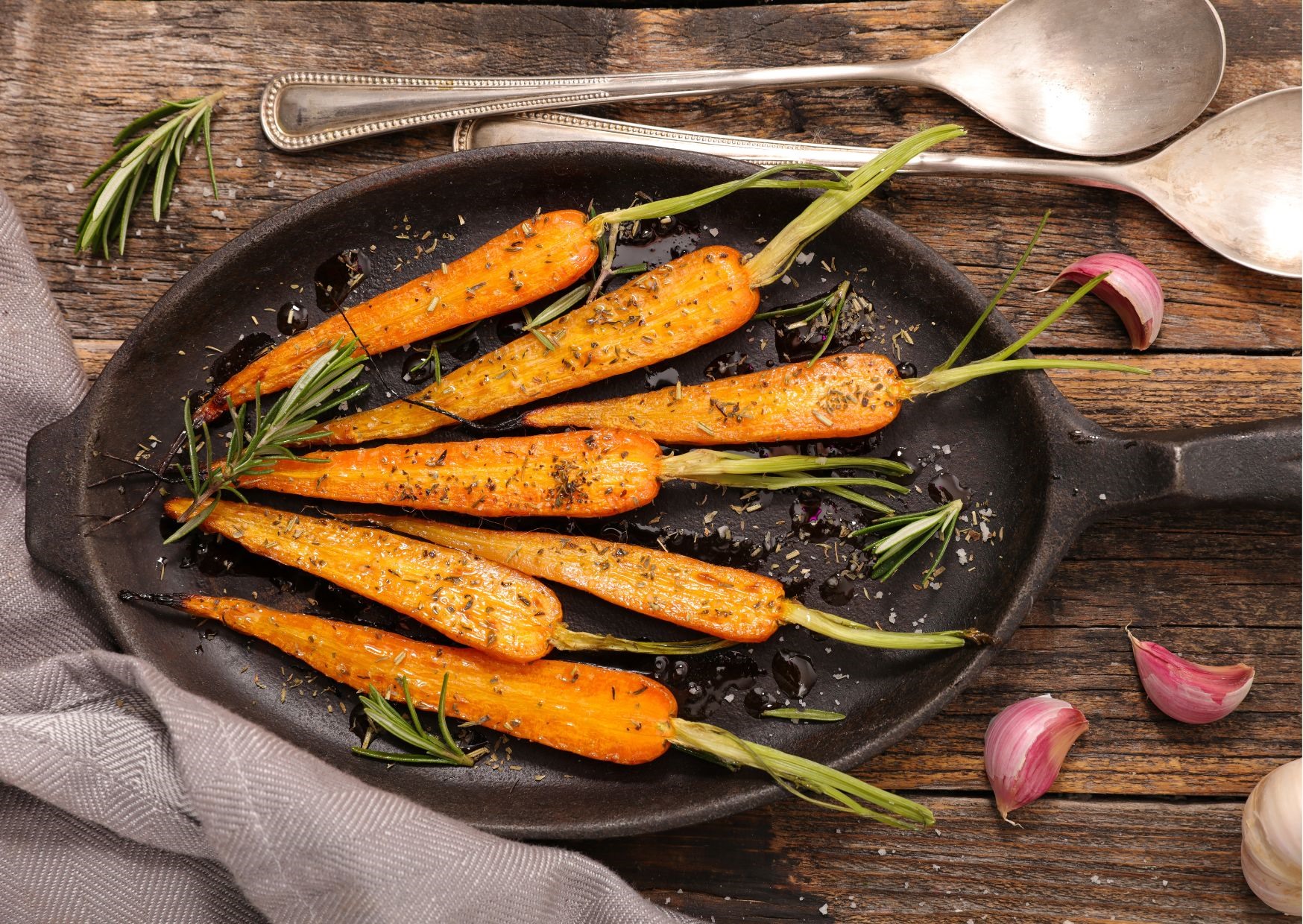 Cà rốt nướng mè đen lành mạnh với chế độ ăn kiêng giảm cân. Ảnh: Boldsky