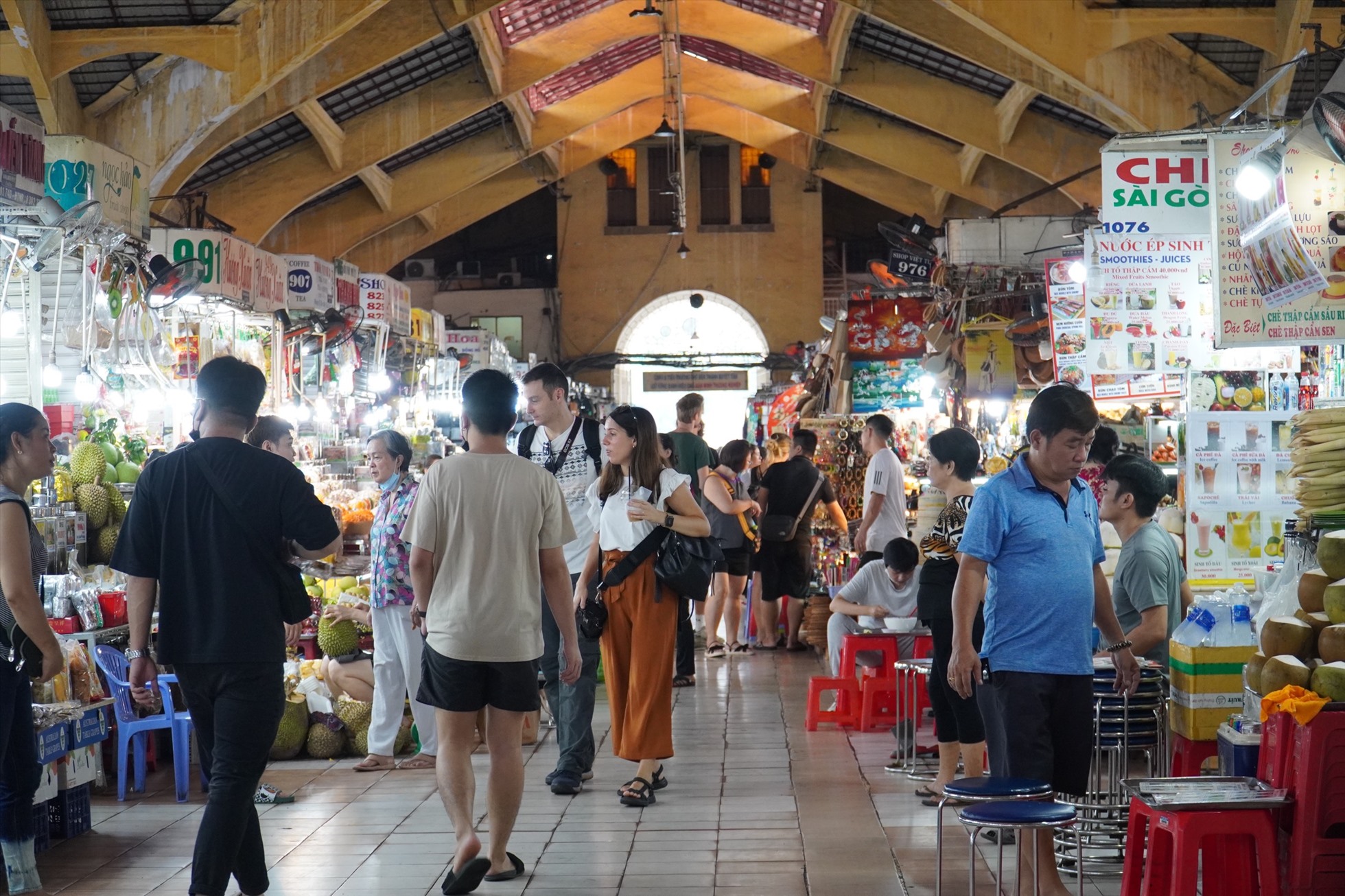 Lượng khách đến chợ Bến Thành tăng mạnh khiến khu chợ sôi động hơn. Ảnh: Ngọc Lê