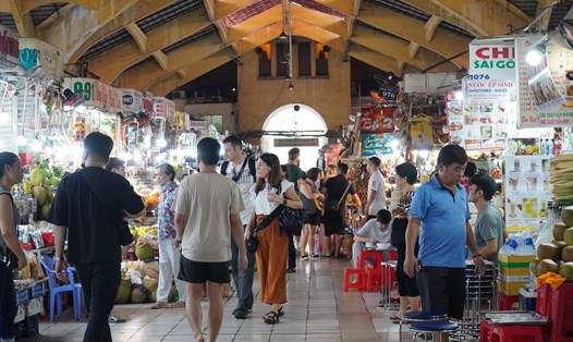 Lượng khách đến chợ Bến Thành tăng mạnh khiến khu chợ sôi động hơn. 
Ảnh: Ngọc Lê