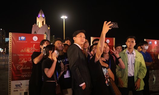 Khán giả Nha Trang đã có đêm giao lưu cùng với đông đảo nghệ sĩ, diễn viên trong cả nước tại lễ trao giải Cánh diều 2021.
