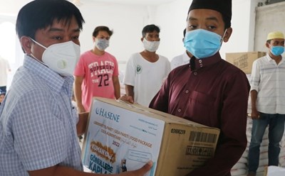 Ông Nguyễn Ngọc Huynh, Bí thư Đảng ủy, Chủ tịch UBND xã Đa Phước, huyện An Phú (An Giang) tặng quà cho đồng bào người Chăm có hoàn cảnh khó khăn. Ảnh: TTXVN