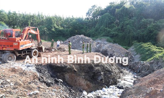 Công an phát hiện vụ chôn lấp chất thải quy mô lớn ở Phú Giáo, Bình Dương. Ảnh: CABD