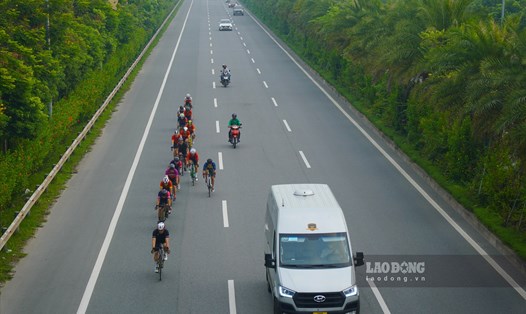 Đoàn người đạp xe ở làn đường 80km/h dành cho xe ôtô ở đường Võ Nguyên Giáp sáng 12.9. Ảnh: PV.