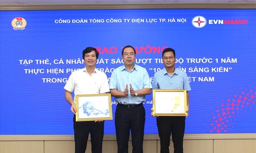 Chủ tịch Công đoàn Điện lực Việt Nam Đỗ Đức Hùng khen thưởng đột xuất cho 1 tập thể và 1 cá nhân của EVNHANOI. Ảnh: CĐĐL