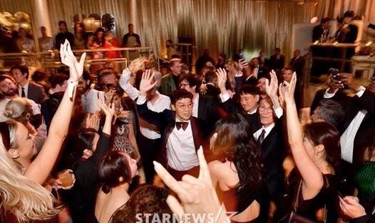 Ngôi sao gạo cội Oh Young Soo nhảy múa tại tiệc tối sau lễ trao giải Emmy 2022. Ảnh: SN.